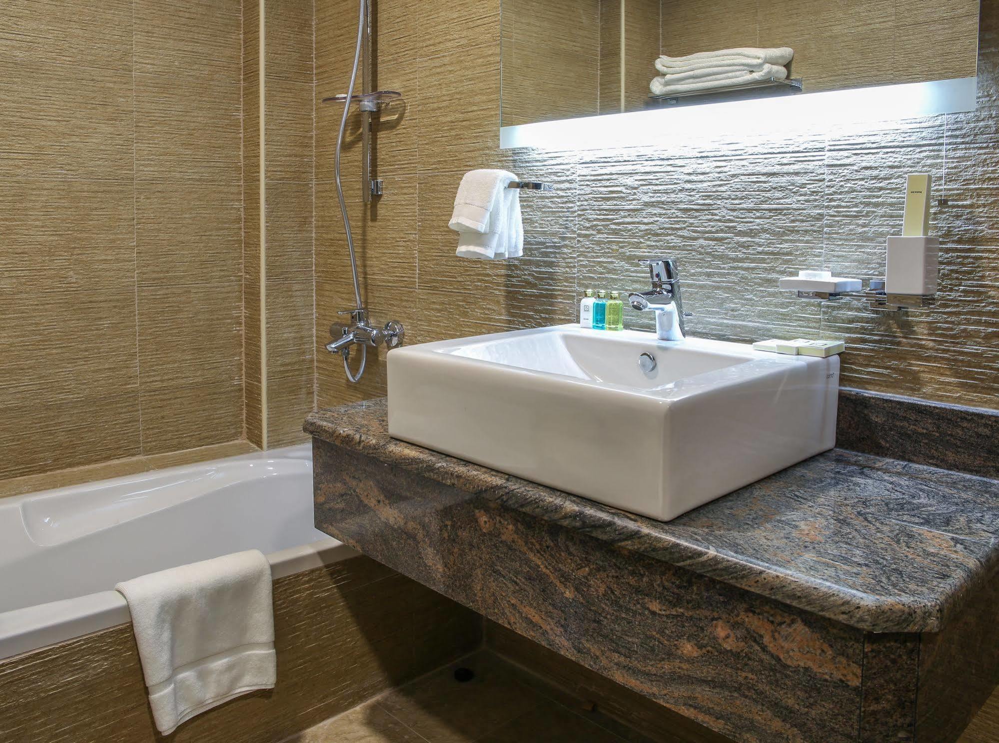 Adams Hotel Kuwait City Екстер'єр фото